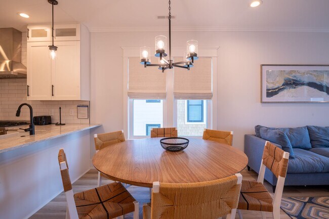 Building Photo - OFF-SEASON FURNISHED BEACH HOUSE AVAILABLE THRU BEGINNING OF APRIL