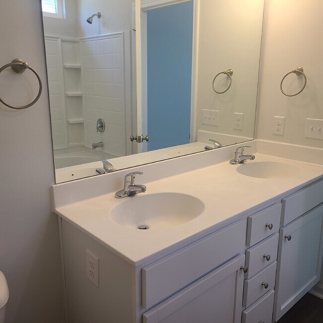 Building Photo - Three Bedroom Home with Large Loft in Heartstone Lakes!