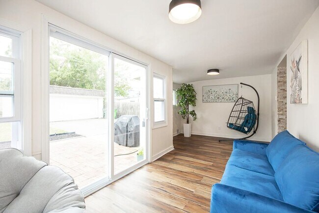 Building Photo - Bayard Luxe Hot Tub Escape