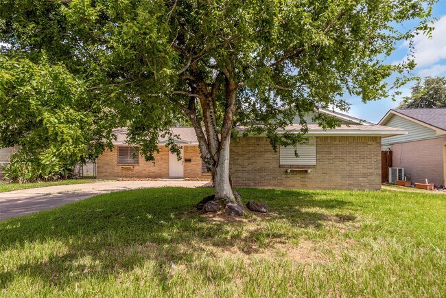 Building Photo - 7422 Oriole St