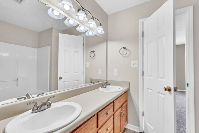 Building Photo - Amazing 3 bedroom 2 bathroom close to Fort...