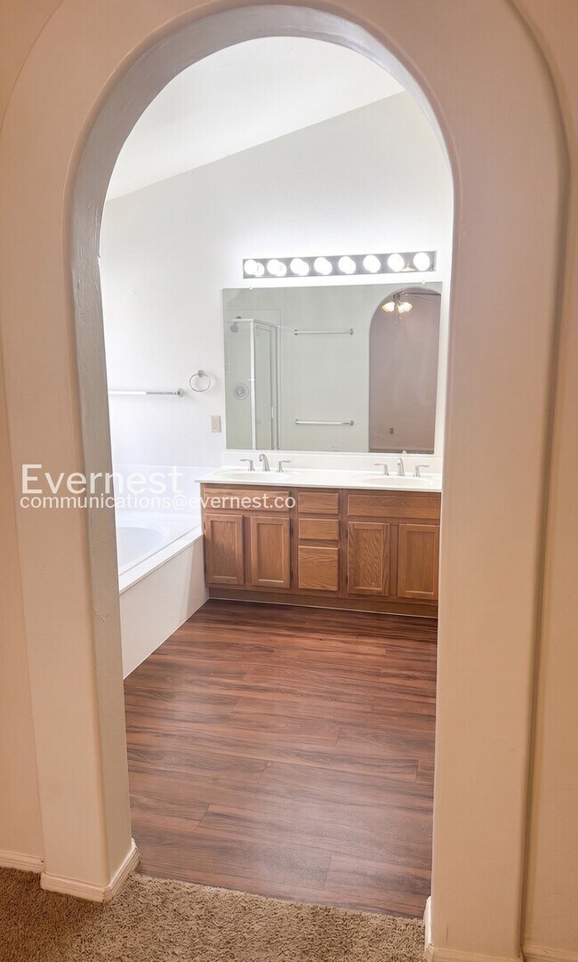 Building Photo - 4 Bed/2 Bath Home with Private Pool & 3-Car Garage / Vouchers Accepted / Available Now!