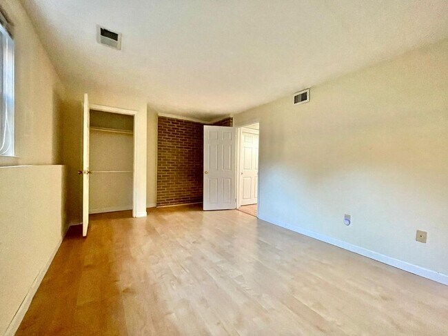 Building Photo - 83 Derryfield Ct