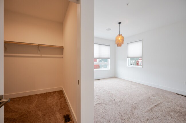 Building Photo - 404 51st St SE