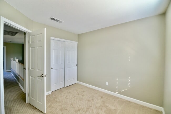 Building Photo - Gorgeous 4BED/2.5 BATH 2 Story Home Locate...