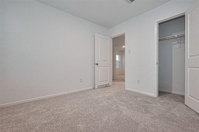 Building Photo - 27615 Village Cir Dr