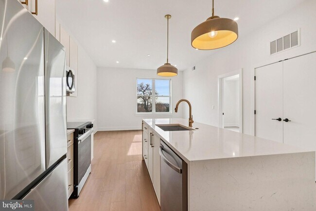 Building Photo - 30 W Allens Ln