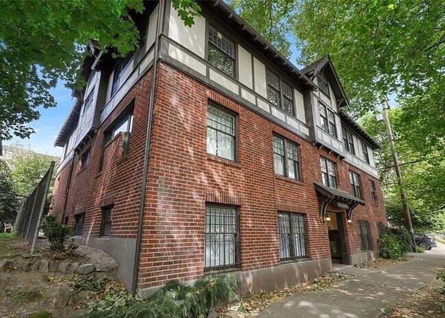 Building Photo - Charming North Capitol Hill Vintage Condo – Modern Comforts & Ideal Location