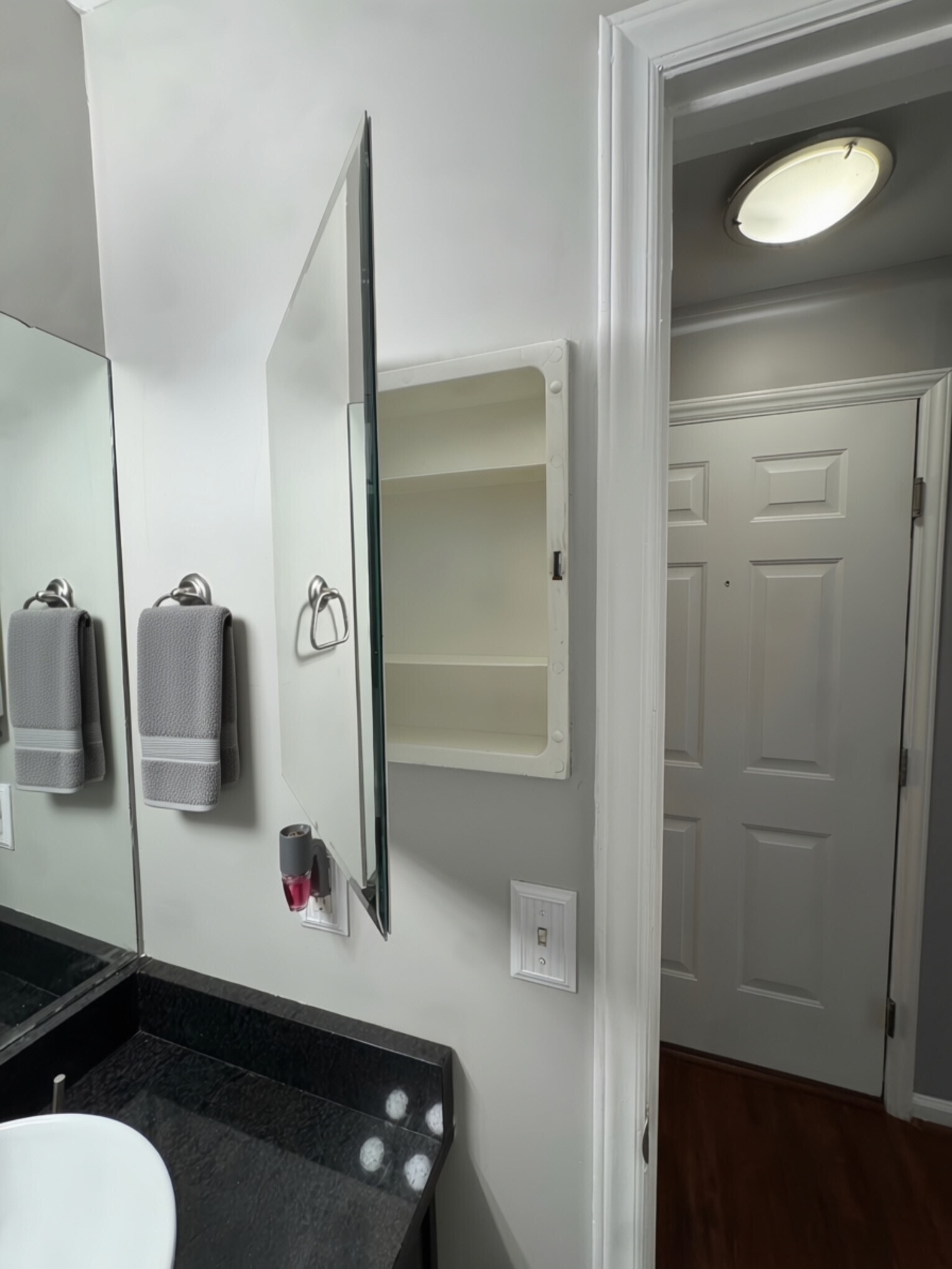 Building Photo - 513 N Graham St