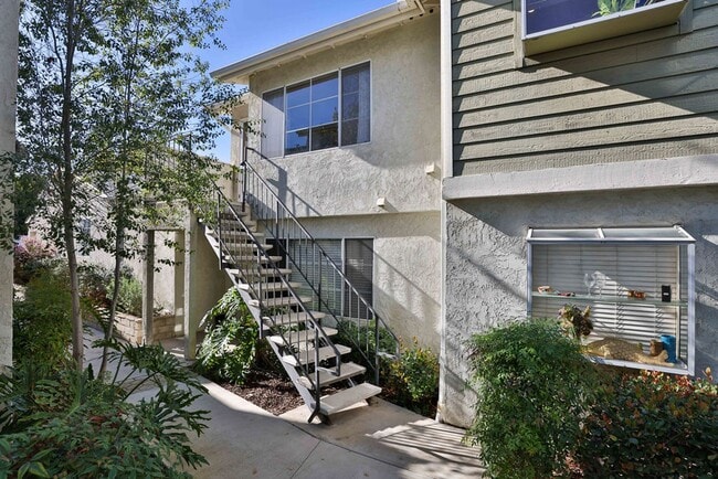 Building Photo - Talmadge : spacious 2 bed, 2 ba top floor condo
