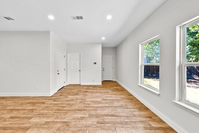 Building Photo - "Charming 3-Bed, 2-Bath Greenville Home with Elegant Granite Countertops!"