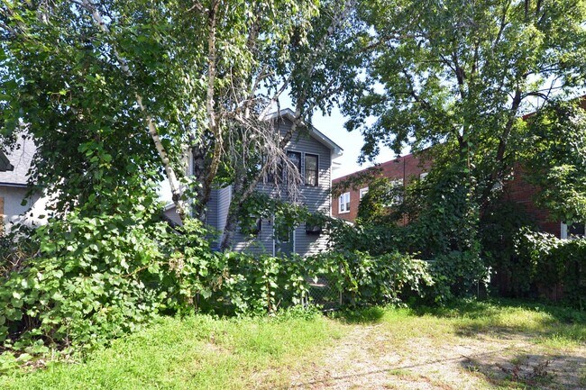 Building Photo - Beautiful 4-Bedroom 2-Bathroom Home Available Now!