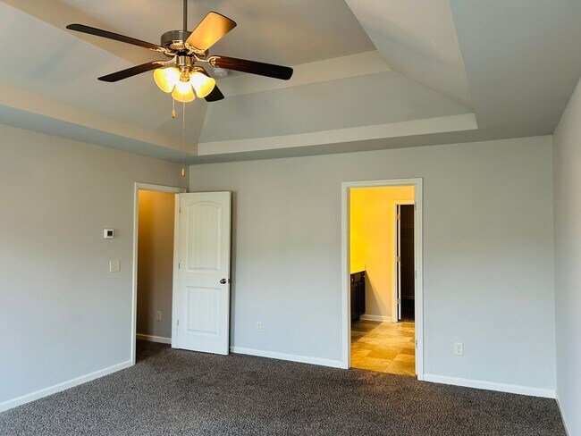 Building Photo - Beautiful 4 bedroom, 2.5 bathroom home In ...