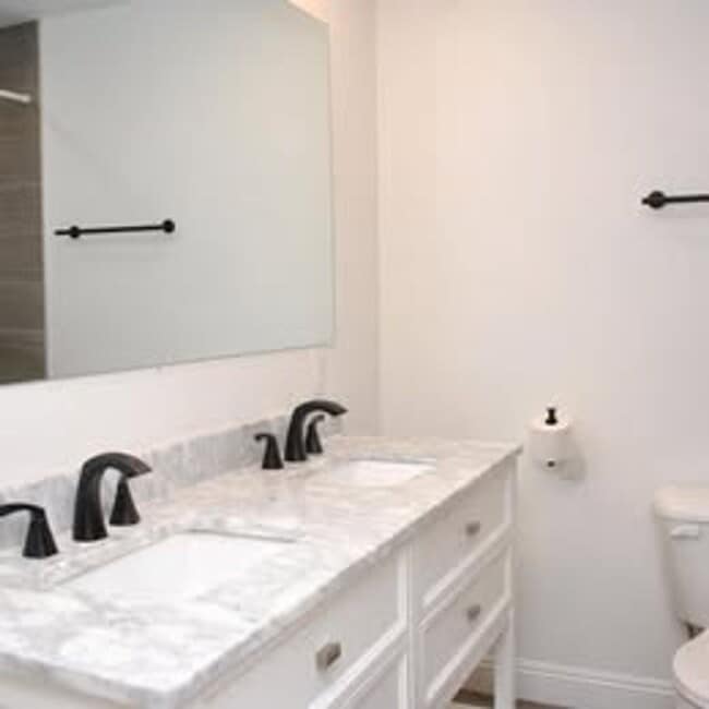 Building Photo - 3 BEDROOM 2 BATHS WITH A POOL FREE RENT OAC  MTM AVAILABLE