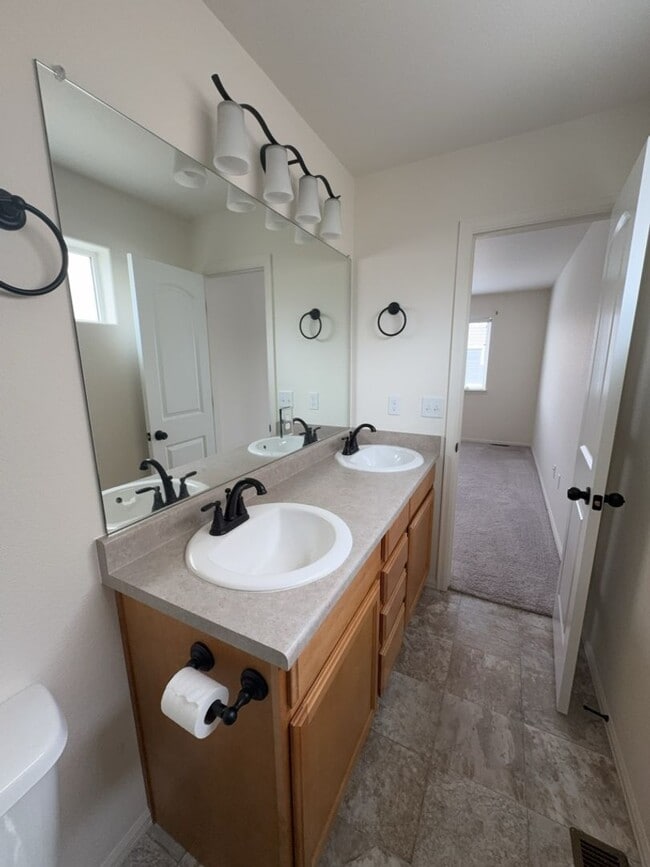 Building Photo - 3 Bed. 2 Bath, 2 Car Garage in Promontory