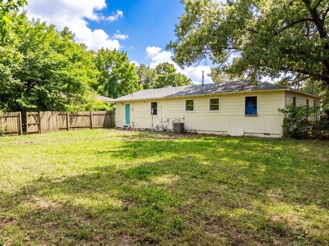 Building Photo - FREE MONTH RENT! Freshly Updated 3 Bedroom House