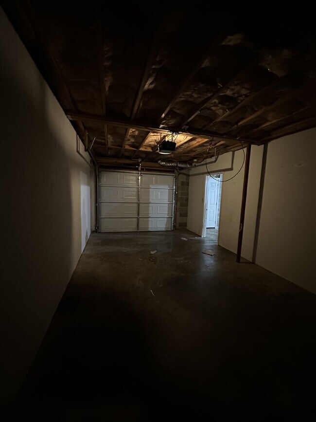 Building Photo - 913 Poppy Dr