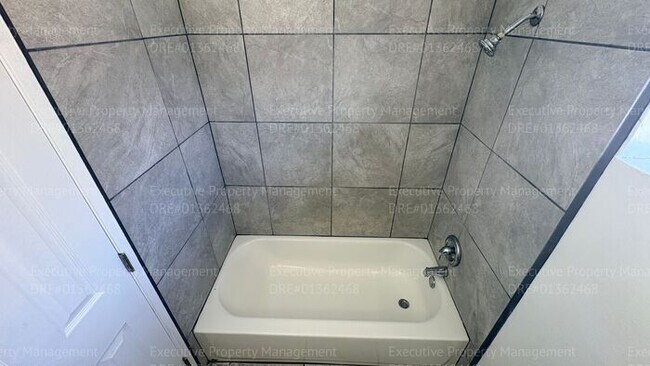 Building Photo - 2 bedroom 1.5 bathroom townhome