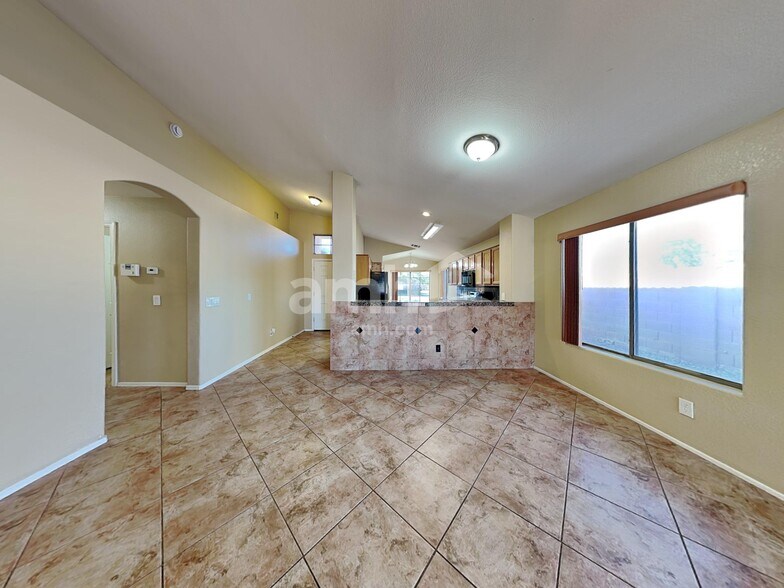 Building Photo - 1925 E Palomino Dr