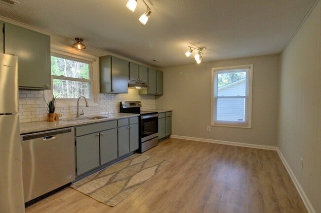 Building Photo - Available late August! Adorable + updated 3 bedroom home with fenced yard, 10 minutes from Downto...