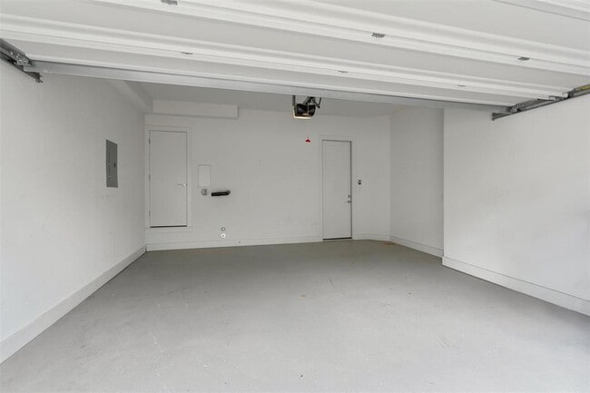 Building Photo - 2050 Lohmans Spur Rd