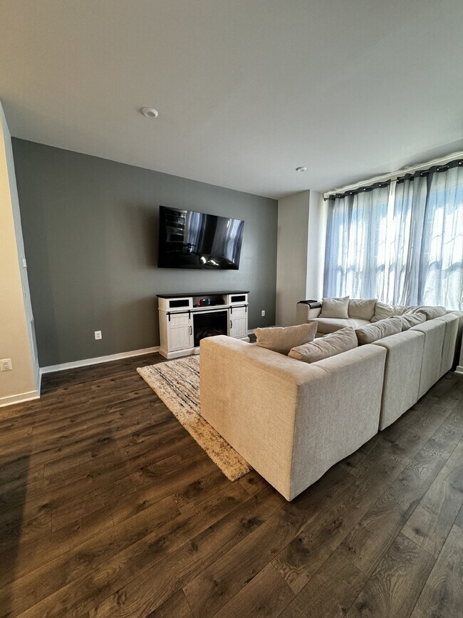 Building Photo - Luxurious 4-Bedroom Townhouse with 3.5 Bat...