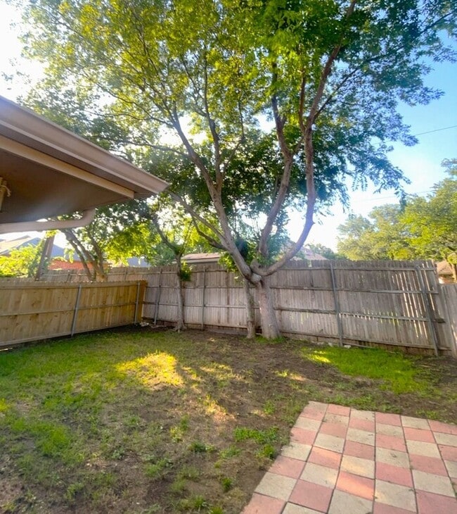 Building Photo - "The Perfect Pair: 2 Beds, 2 Baths, 2-Car Garage — Ready for You!"