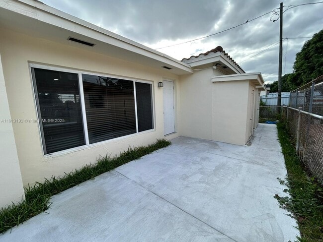 Building Photo - 610 E 8th Ave