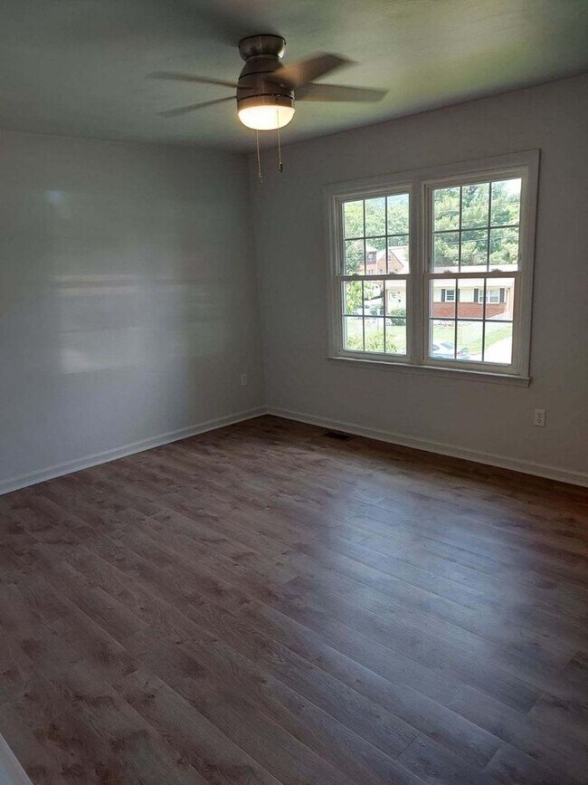 Building Photo - Beautiful Roanoke 2 bed 2 bath Duplex