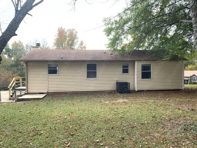 Building Photo - 3 beds 1 baths Pet Friendly (1 pet max)