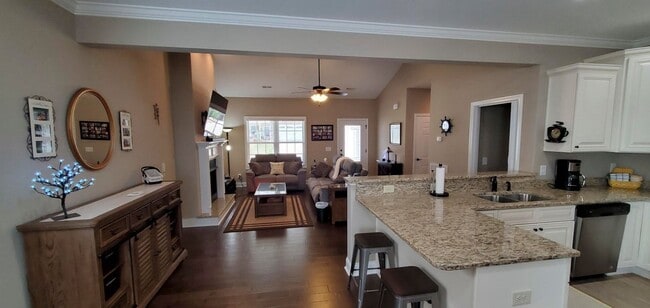 Building Photo - 284 Piper Glen