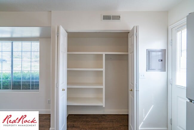 Building Photo - 2 Bedroom Townhome Available