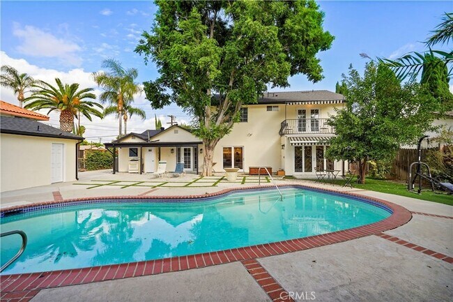 Building Photo - 7425 Vanalden Ave