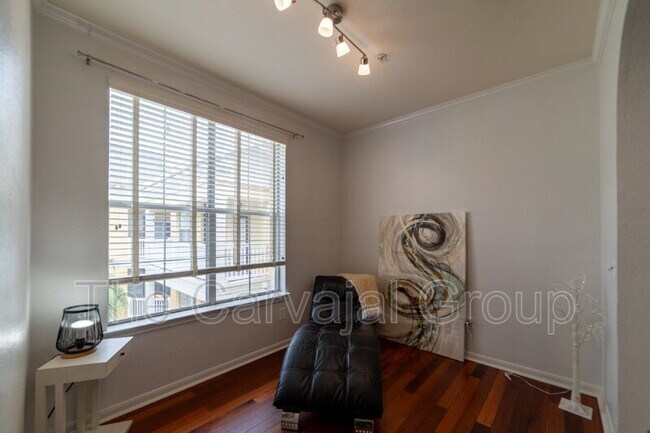 Building Photo - 860 N Orange Ave