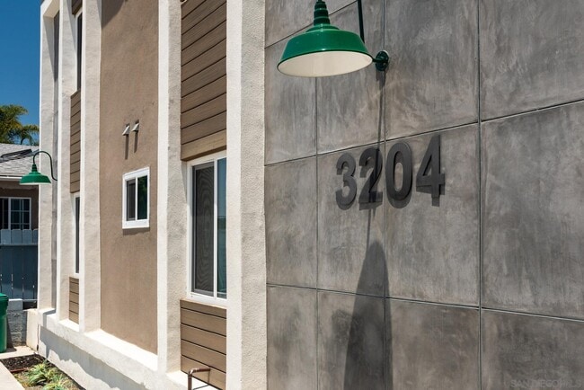 Building Photo - 3204 Collier Ave