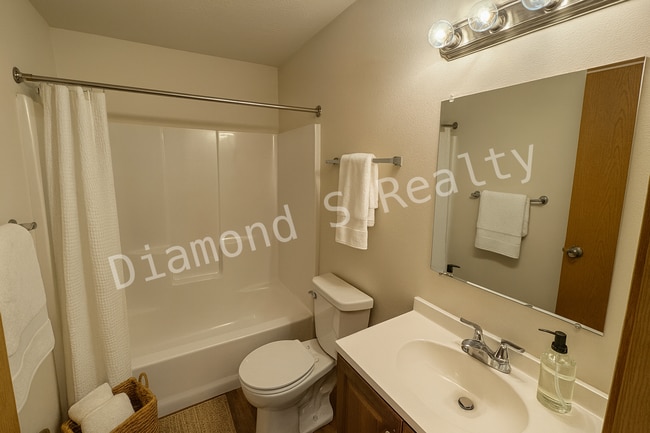 Building Photo - Cute and Clean 3 Bedroom Home Available!