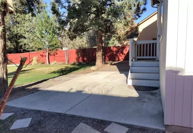 Building Photo - Spacious, updated home with A/C in SW Bend!