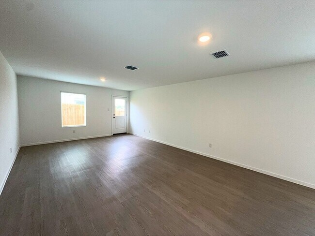 Building Photo - 6220 Sandpiper Ln