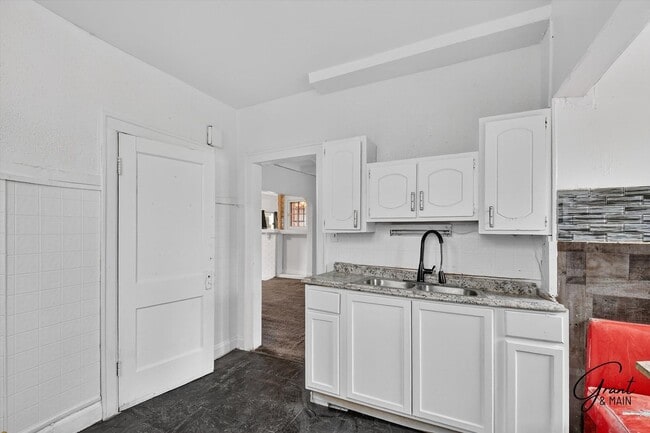 Building Photo - $1550 4 bedroom