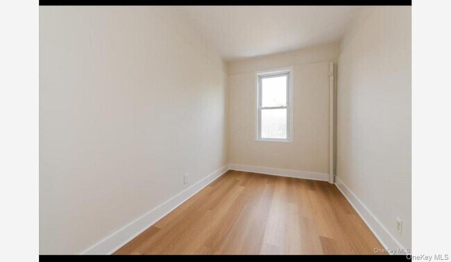 Building Photo - 959 Van Nest Ave