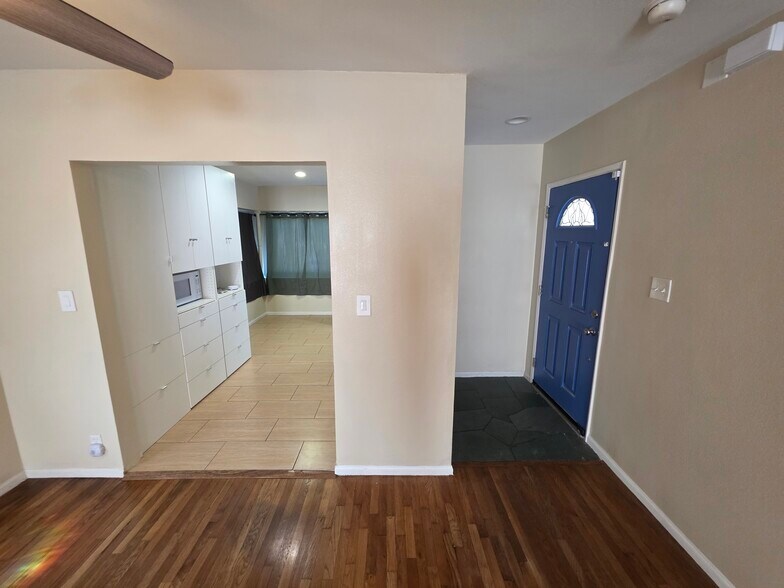 Building Photo - 15360 Saticoy St
