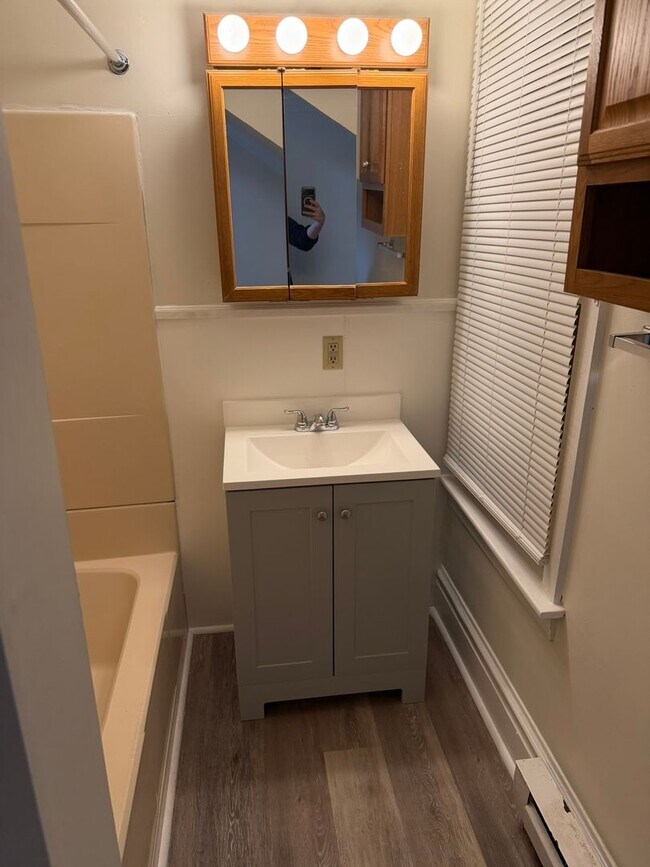 Building Photo - 3 bedroom (space bedrooms), 1 bath, 2 story single family