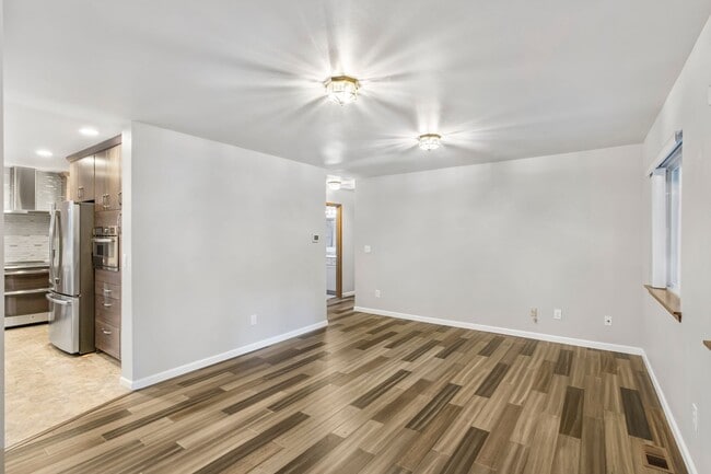 Building Photo - Immaculately maintained rambler in Sammamish with huge yard!!