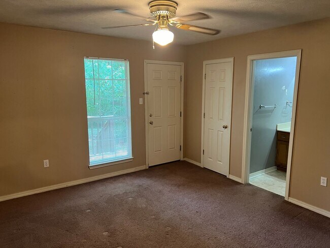 Building Photo - 3 Bed 2 Bath Duplex