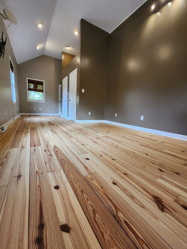 Building Photo - Gorgeous Home For Rent in Ohio City! 2 Master Suites!