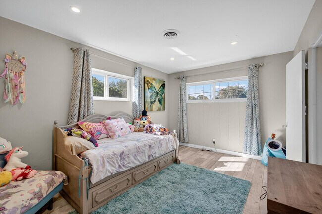 Building Photo - 1570 NE 30th Pl