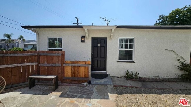 Building Photo - 2615 Edgehill Dr