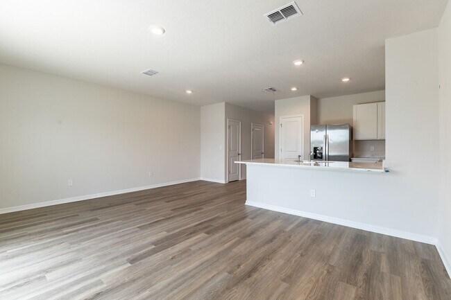 Building Photo - 3 Bedroom Townhome - Star Farms