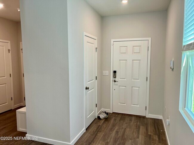 Building Photo - 14750 Cashew Ave
