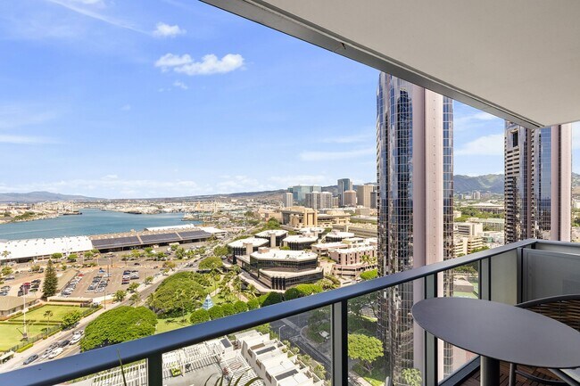 Building Photo - Fully Furnished 2 Bed / 2 Bath Condo with ...